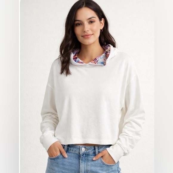 Vera Bradley Tops - Vera Bradley women’s cropped sweatshirt/hoodie M